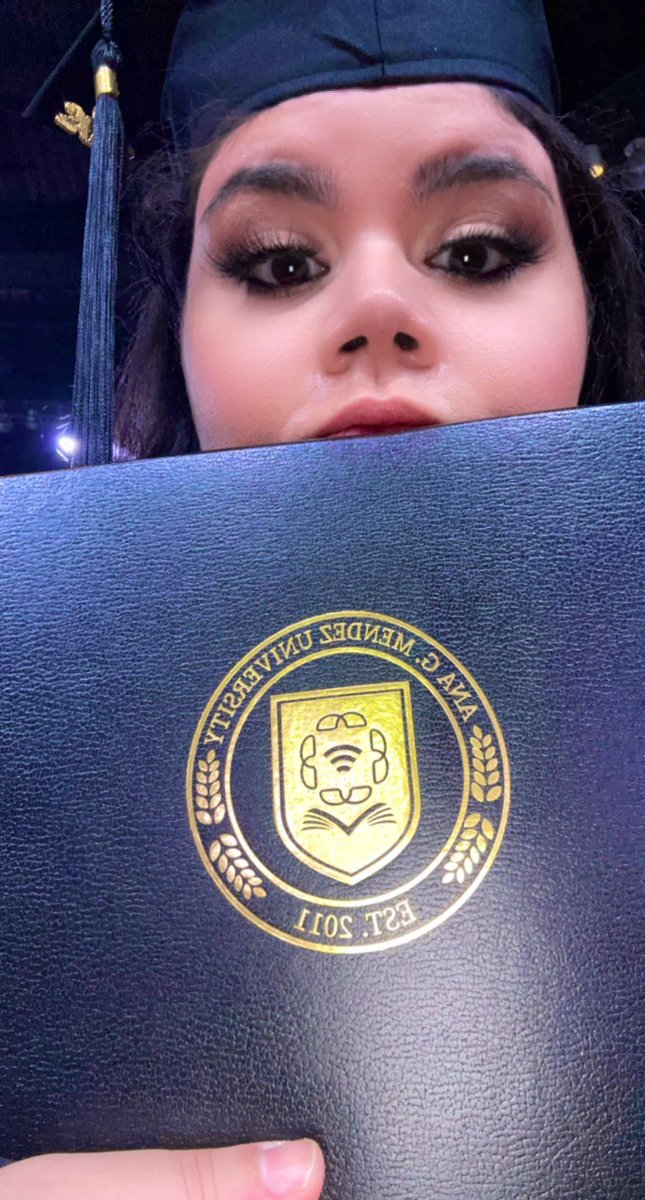 Ymarie10's tweet photo. #mastersgraduation👩🏻‍🎓🎓 https://t.co/SHjhd5a5vu