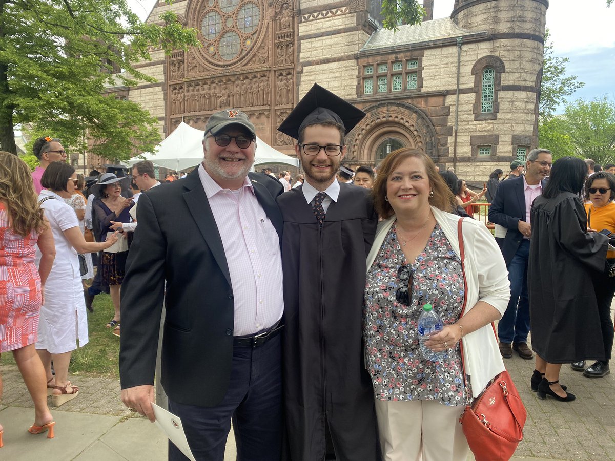 Although I have a tiny bit of FOMO from missing #ASCO23, seeing my older son graduate from college nearly 10 years after being diagnosed with stage IV EGFR+ #lungcancer is well worth it! #lcsm @EGFRResisters @Princeton @princetonalumni @JPatelMD @LurieCancer @NorthwesternMed