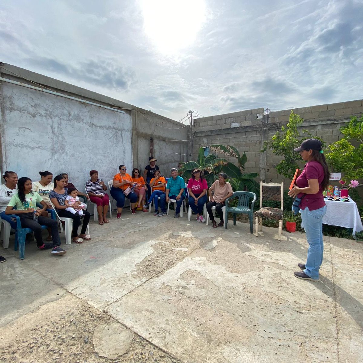 Vision_Mujer's tweet photo. Las mujeres de la comunidad El Peñón en el estado Sucre recibieron una visita del UNPFA, lo que fue un día de escucha activa👂🏻🩷 

Realizado en el marco del proyecto financiado por el FHV (@OCHA_Venezuela) como sub socio implementador de @Alincavzla https://t.co/rizm831xMk