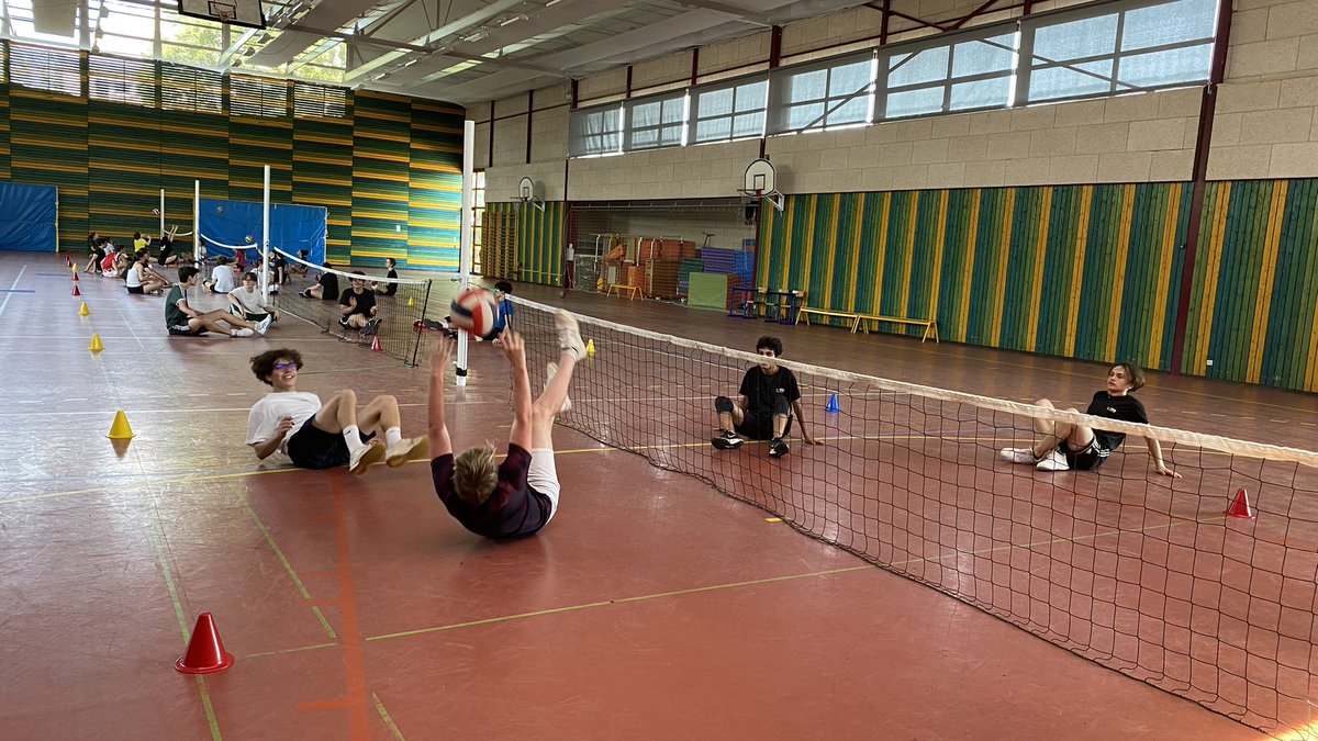 as_lyceeCdg's tweet photo. Volley assis proposé à l’As. Activité handisport pour les handicaps des membres inférieurs. Physique et technique! Les élèves de CDG Dijon ont joué le jeu @UNSSdijon @UNSS21 @lycCDGDijon @FFvolley https://t.co/WziBFzVeAt