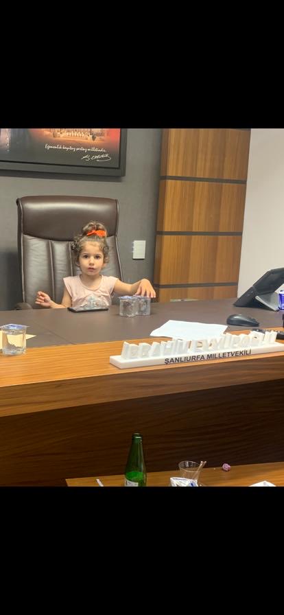 Güzel torün gezal dayının meclis koltğında yerini almiş