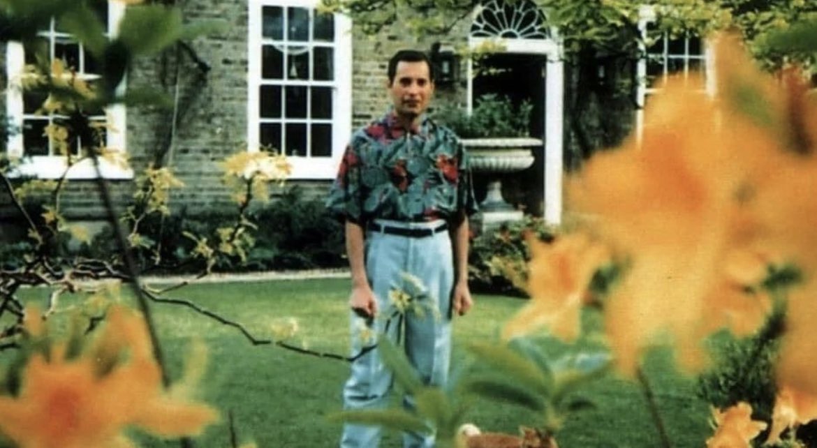 historyinmemes's tweet image. The final photograph of Freddie Mercury, taken in 1991, captures a poignant moment in his life. His partner, Jim Hutton, took this picture at their residence in London. Freddie Mercury, renowned as the lead vocalist of the iconic rock band Queen, is widely regarded as one of the