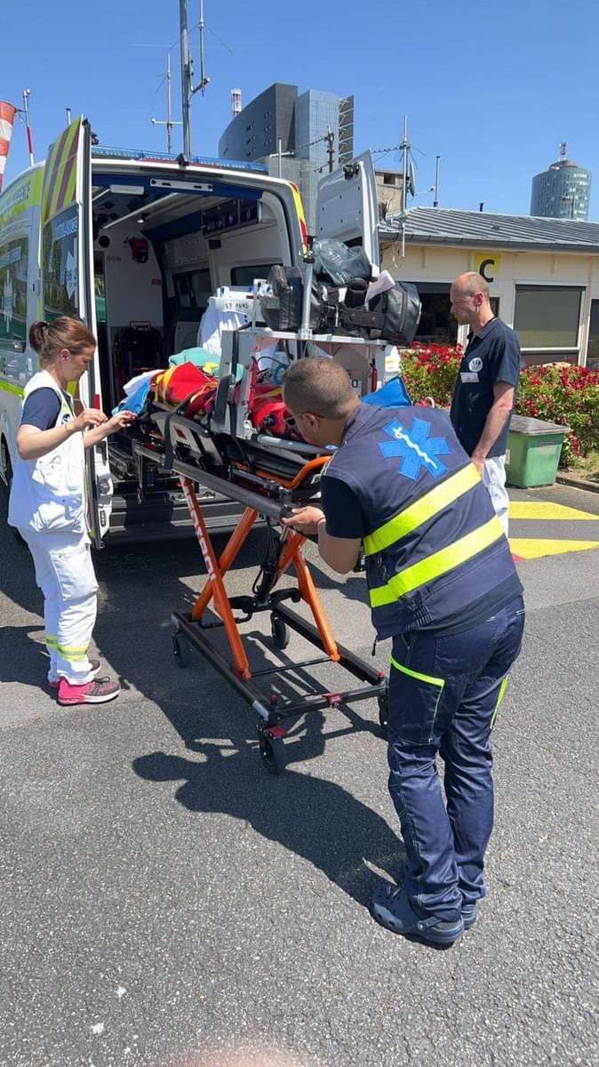 ActuSamu's tweet photo. [ ActuSAMU - HéliSMUR ] : 🚁 Accueil à la #DZ de l’Héliport de Paris - Issy-les-Moulineaux  de l’HéliSMUR du #SAMU59 CHU de Lille 🏥 par l’#ASSU des Ambulances Marjory 🚑 
⁉️ En cause ? Un enfant gravement brûlé et admis dans un service spécialisé de l’AP-HP 🙏 https://t.co/hmt5fFYWDP