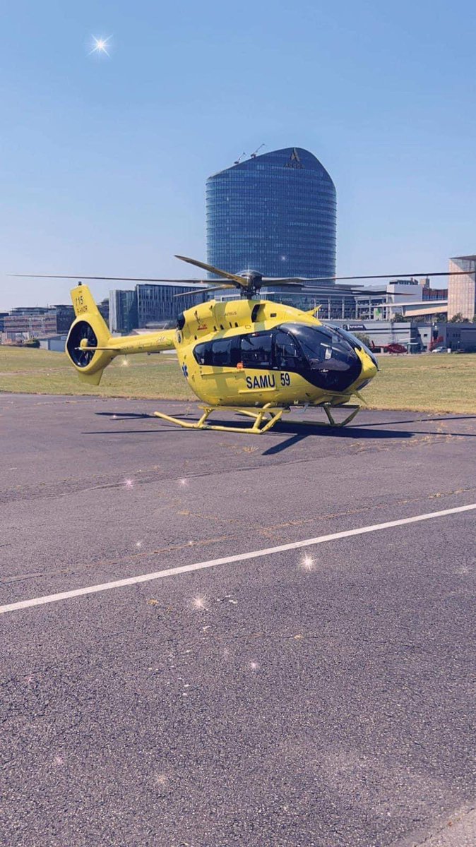ActuSamu's tweet photo. [ ActuSAMU - HéliSMUR ] : 🚁 Accueil à la #DZ de l’Héliport de Paris - Issy-les-Moulineaux  de l’HéliSMUR du #SAMU59 CHU de Lille 🏥 par l’#ASSU des Ambulances Marjory 🚑 
⁉️ En cause ? Un enfant gravement brûlé et admis dans un service spécialisé de l’AP-HP 🙏 https://t.co/hmt5fFYWDP