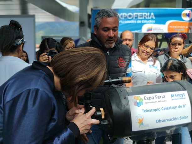 SocializaCIDA's tweet photo. @Gabrielasjr recorrió este viernes la Expoferia Oportunidades de Estudios 2023, en #Mérida , junto al gobernador @JEHYSONGUZMAN y voceros de instituciones y universidades que en el lugar invitan a los nuevos bachilleres a estudiar carreras priorizas.

#YoQuieroSer https://t.co/iwsRFEmq5s