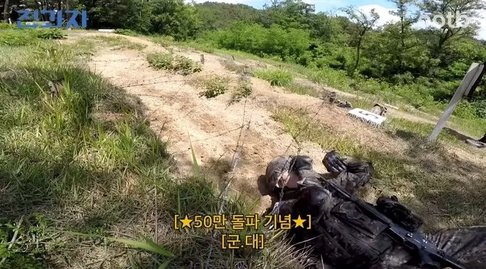 kbizoom's tweet photo. #BTOB Lee Changsub grumpily returns to the military after 3 years of discharge https://t.co/OFrGiuDsBo https://t.co/9FnIgZVrhE