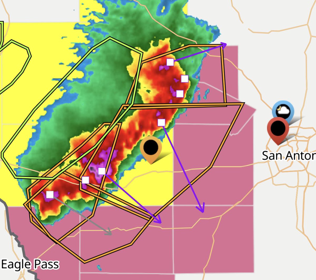 JeffRoper's tweet photo. #sanantonio #uvalde #kerrville #texas #satwx Severe Thunderstorms and busting 60+mph winds across the area with some 1-2.5” size hail 
#boerne #weather #rain #hail #straightlinewinds https://t.co/wiAbjABzUz
