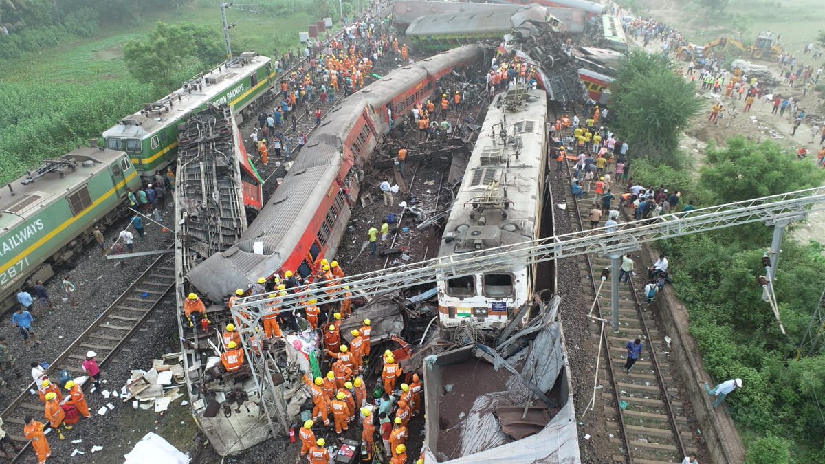 TheKUNAL05's tweet photo. Condolences to the families whose loved ones has died,
Prayers for the people who are battling between death and life. 🙏
#TrainAccident https://t.co/dO1vxna2Cl