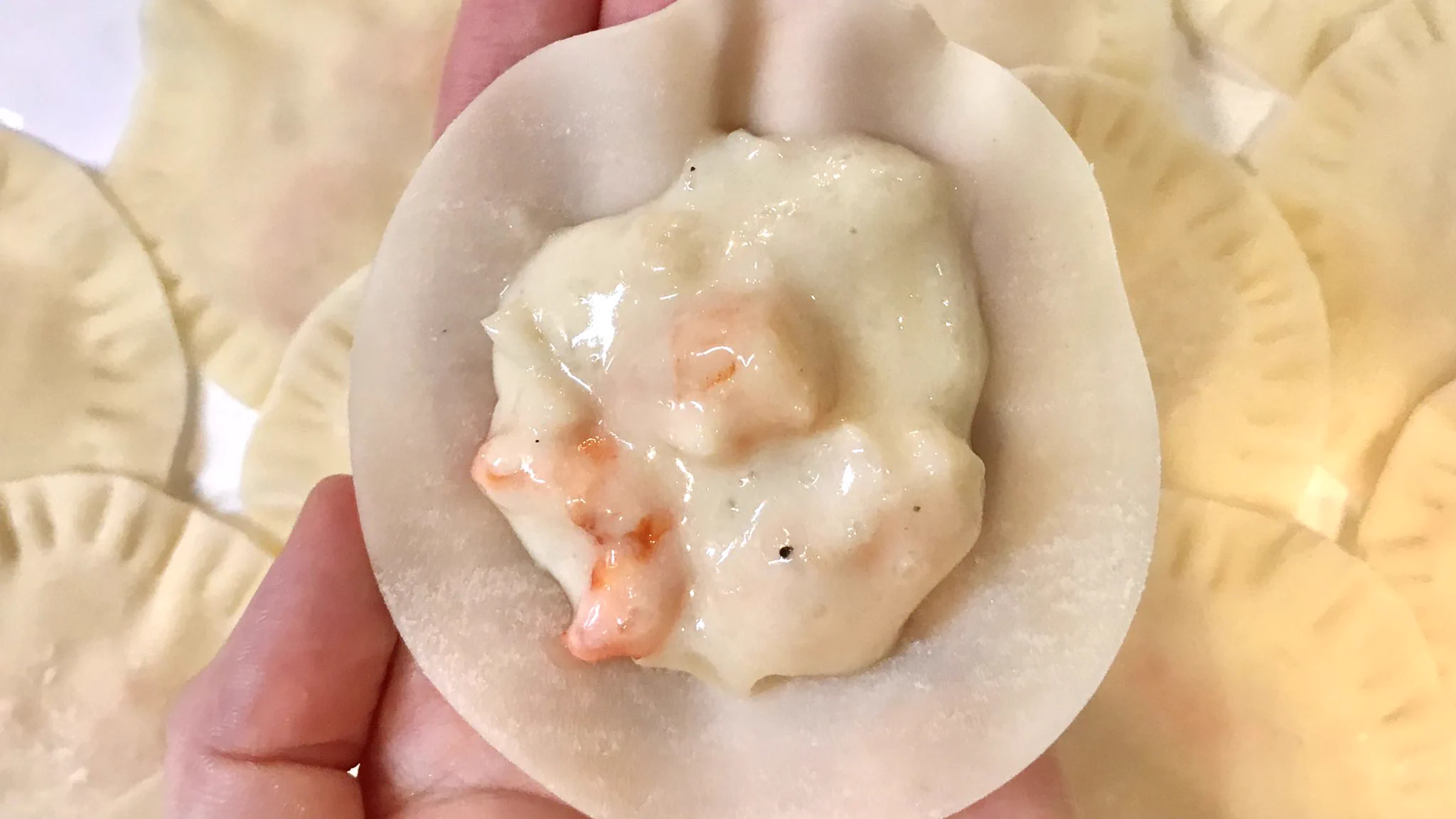 思わず声が出てしまう！片手で食べられておしゃれな「えびグラタン餃子パイ」！