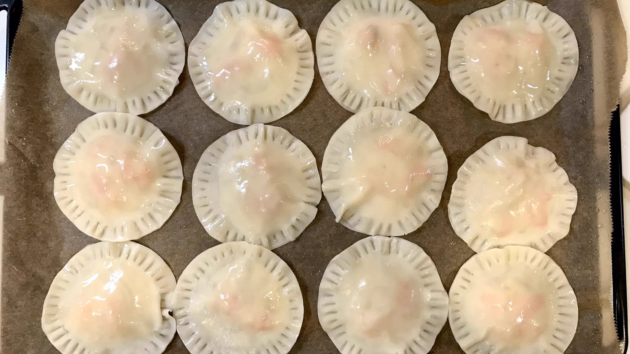 思わず声が出てしまう！片手で食べられておしゃれな「えびグラタン餃子パイ」！