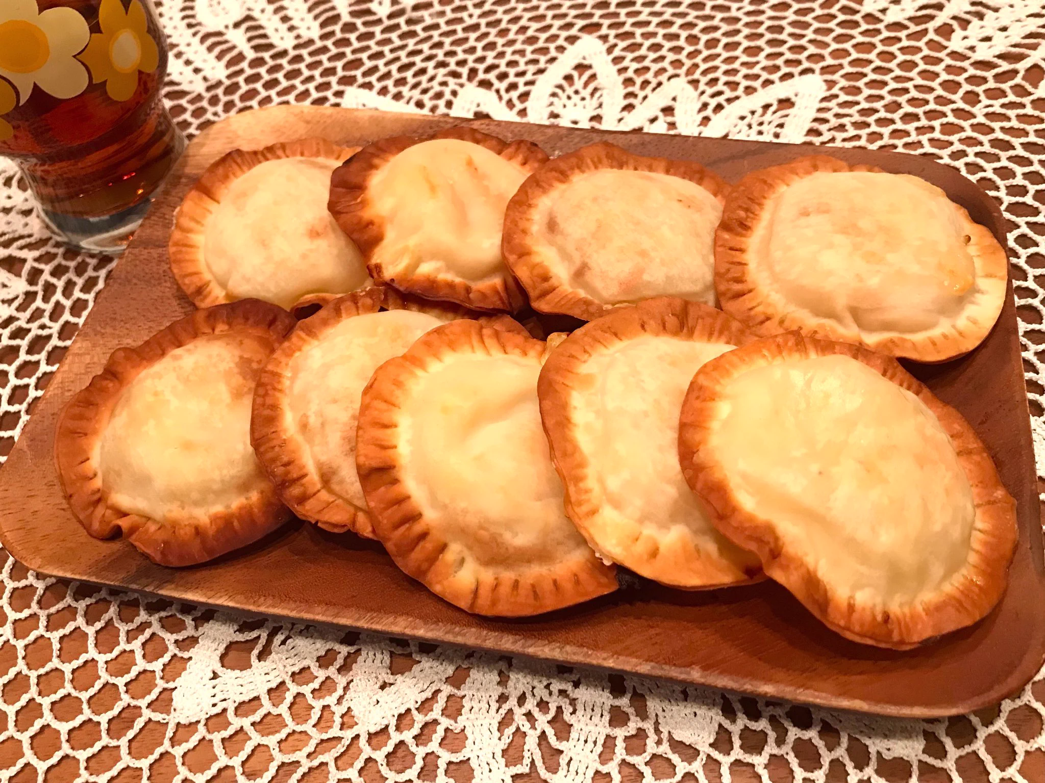 思わず声が出てしまう！片手で食べられておしゃれな「えびグラタン餃子パイ」！