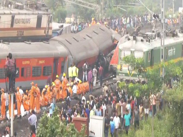 बालासोर हादसे में मृतकों की संख्या 288 के पार...
मौके पर रेस्क्यू ऑपरेशन जारी, आर्मी भी जुटी...
#BalasoreTrainAccident  #AshwiniVaishnaw #TrainAccident #OdishaTrainAccident