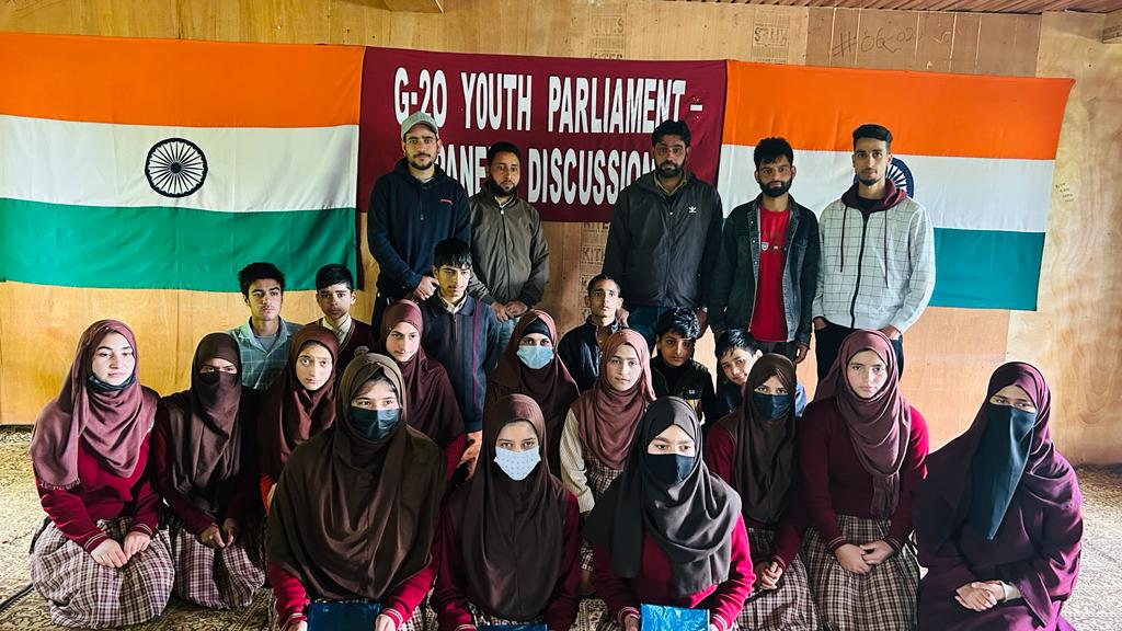 Indian Army organised G20 Presidency: Panel Discussion with Students of Ramhal Block at Light House Public School.
#IndianArmy
#Kashmir
#ProsperousKashmir 
#G20Presidency
#SavioursOfKashmir
#AtmanirbharBharat