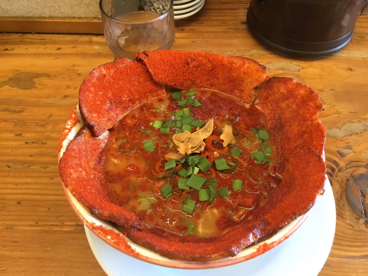 お昼に中華そば　殿　のスタミナチャーシュー。
真っ赤な真っ赤なラーメンです〜🥵🥵