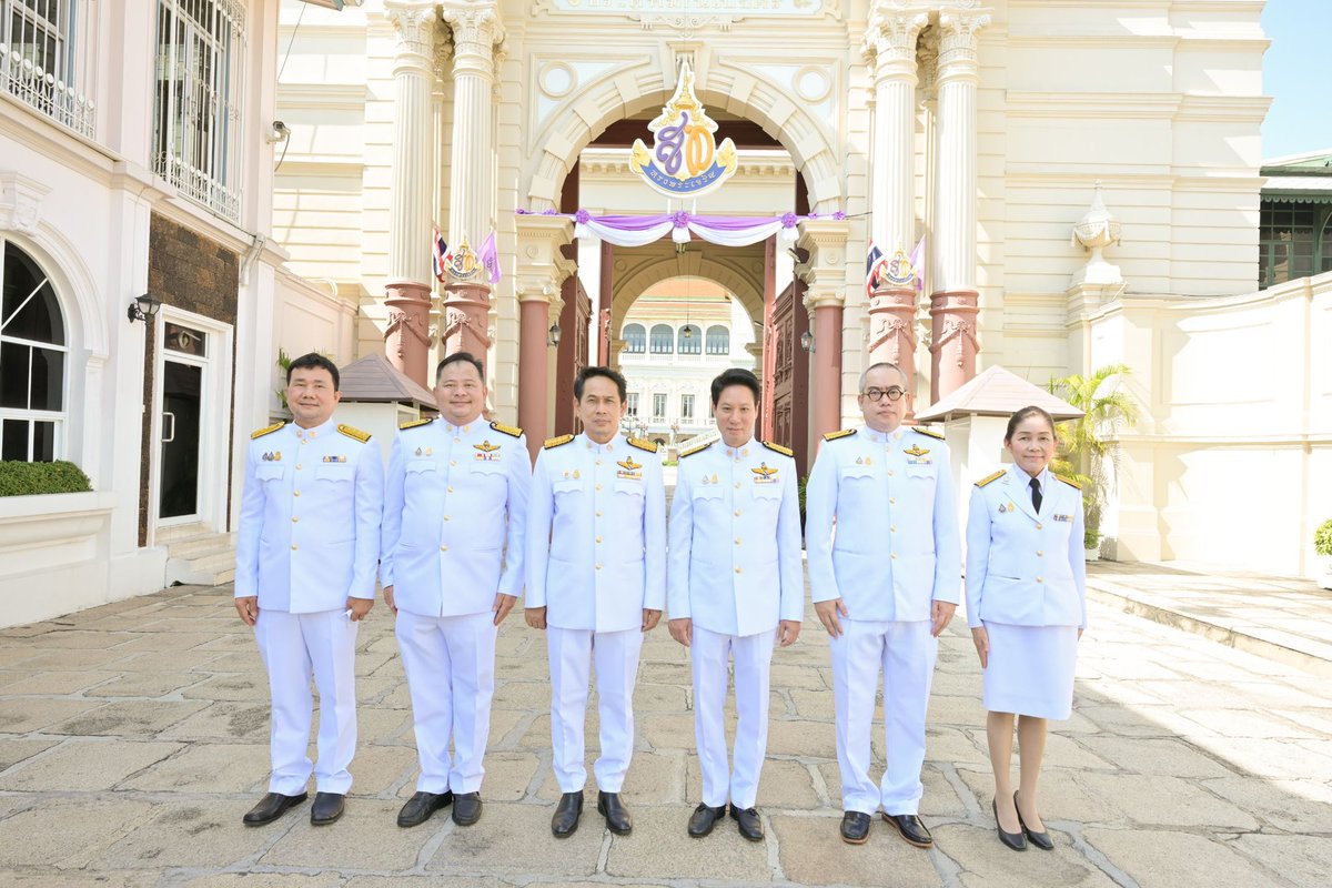 Thailand_Post's tweet photo. วันนี้ (3 มิถุนายน 2566)
ดร.ดนันท์ สุภัทรพันธุ์ กรรมการผู้จัดการใหญ่ พร้อมผู้บริหาร ปณท ร่วมพิธีลงนามถวายพระพรสมเด็จพระนางเจ้าสุทิดา พัชรสุธาพิมลลักษณ พระบรมราชินี เนื่องในโอกาสวันเฉลิมพระชนมพรรษา 3 มิ.ย. 66 ณ พระบรมมหาราชวัง

#140ปี #ไปรษณีย์ไทย 
#AlwaysAllWays #ทุกเส้นทางตลอดไป https://t.co/2JYa3Efsnu