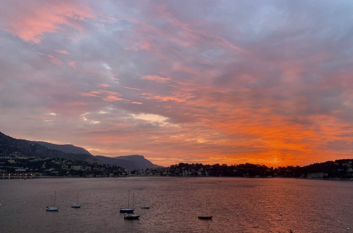 Petit matin de printemps sur ma baie, vue de ma terrasse à l’aurore d’une nouvelle journée, à Villefranche sur Mer, vers Saint- Jean Cap Ferrat - (c) 2023  Alain HANEL - #Villefranchesurmer #CotedAzurFrance  #VisitCotedAzur #Villefranche06 @AlainHanel