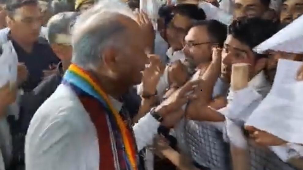 MukeshBangra12's tweet image. CHA संघर्ष शील साथियों का आभार 🙏❤️ सभी का तरीका अलग अलग होता है 15 महिनों से लगातार संघर्ष कर रहे हैं @ashokgehlot51 जी आप पर भरोसा करते हैं और करेंगे भी।
#CHA_CORONAVEER_WANT_JOB 
#राजस्थानी_CHA_मांगे_नौकरी