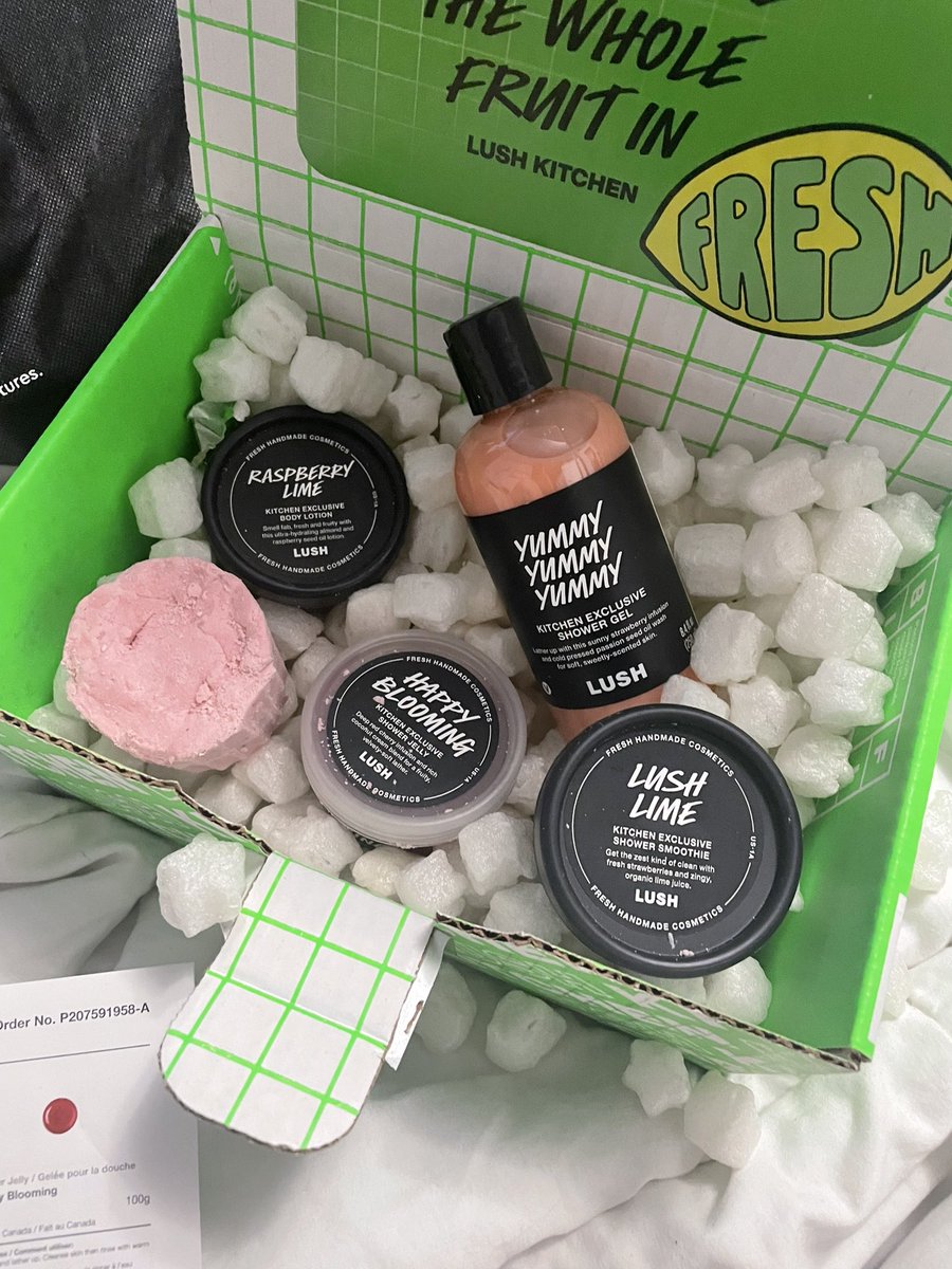My June subscription box from @lushcosmetics did not disappoint 😍