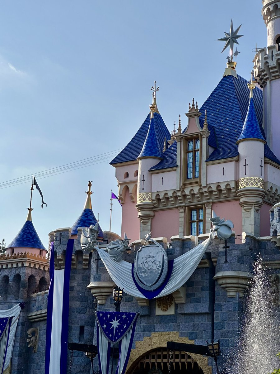 SusieQTravels's tweet photo. The happiest place on earth…for reals. ✨
Castle views. No filters needed. 🩷
#SusieQTravels #Disney #DL #Disneyland #SleepingBeautyCastle #GraduationVacation 🎓 https://t.co/AN5K0wguBt