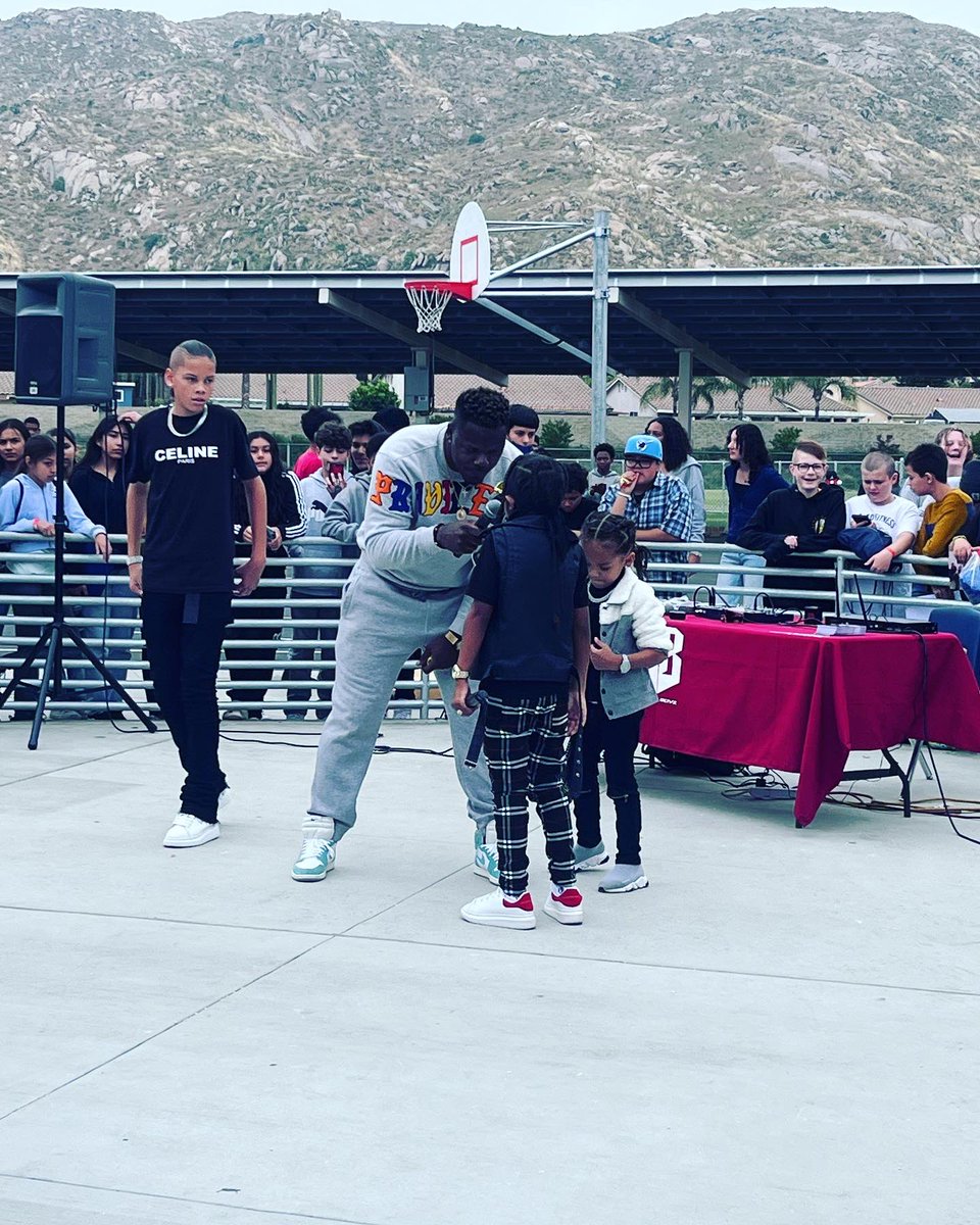 VistaverdeMs's tweet photo. Congratulations to our 6th and 7th grade PACK award recipients. The amazing cougar had a C or better, less than one office referral, and no tardies for the benchmark. These cougars enjoyed some yummy Chick-fil-a Way to go cougars! #leadingthePACK @valverdeusd https://t.co/vUbS1Dbx9E