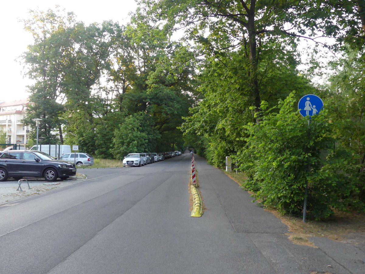 aufgeraucht's tweet photo. Aus einem Auto heraus angeschnauzt worden, warum ich nicht auf dem "scheiß Extra-Radweg" fahre, nirgendwo könne man noch "wegen euch Radfahrer Parken" und dann fahre ich "Arschgeige" nicht mal drauf.
Der scheiß Extra-Radweg, auf dem ich nicht fuhr. https://t.co/r7Vg9hr2NF