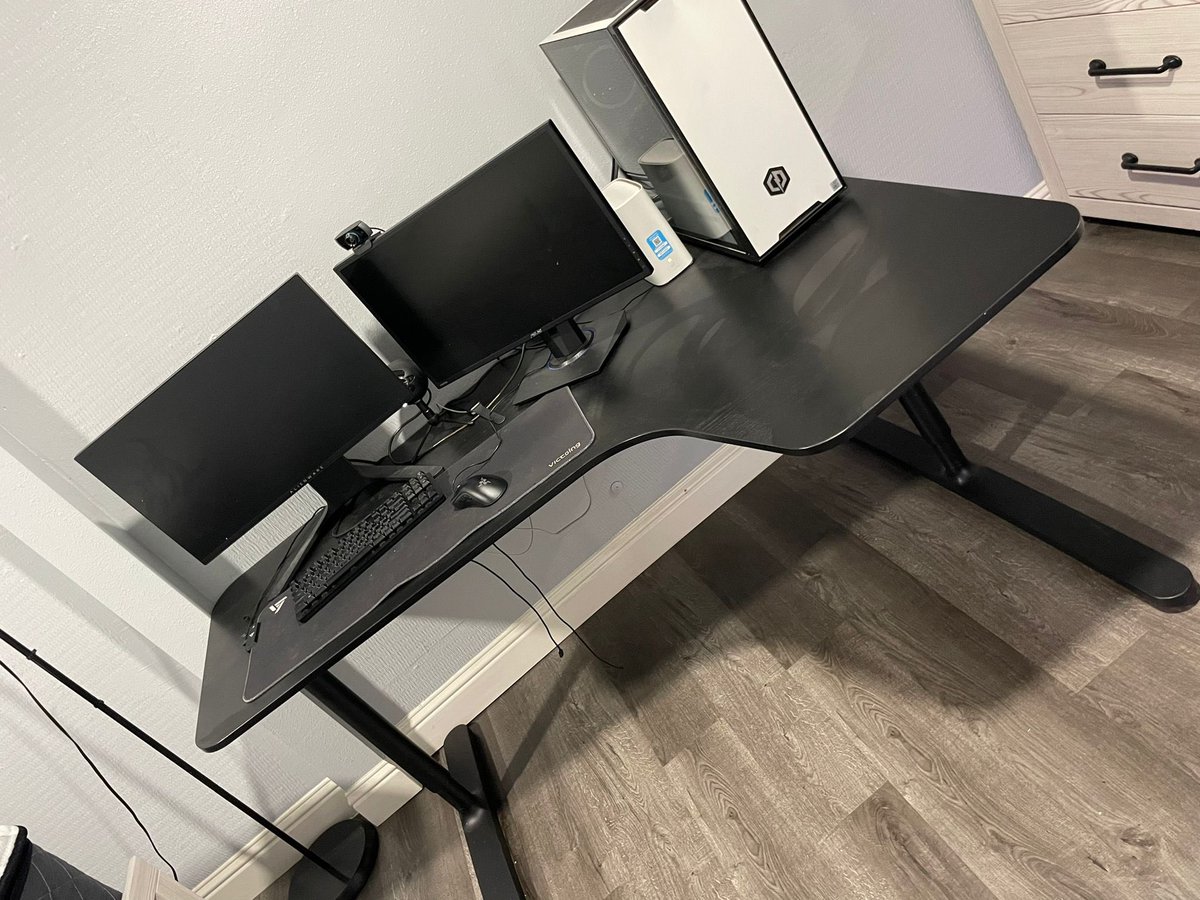 Ishh on Twitter "Anyone want a desk , selling for 250🤝it’s a 400 desk"
