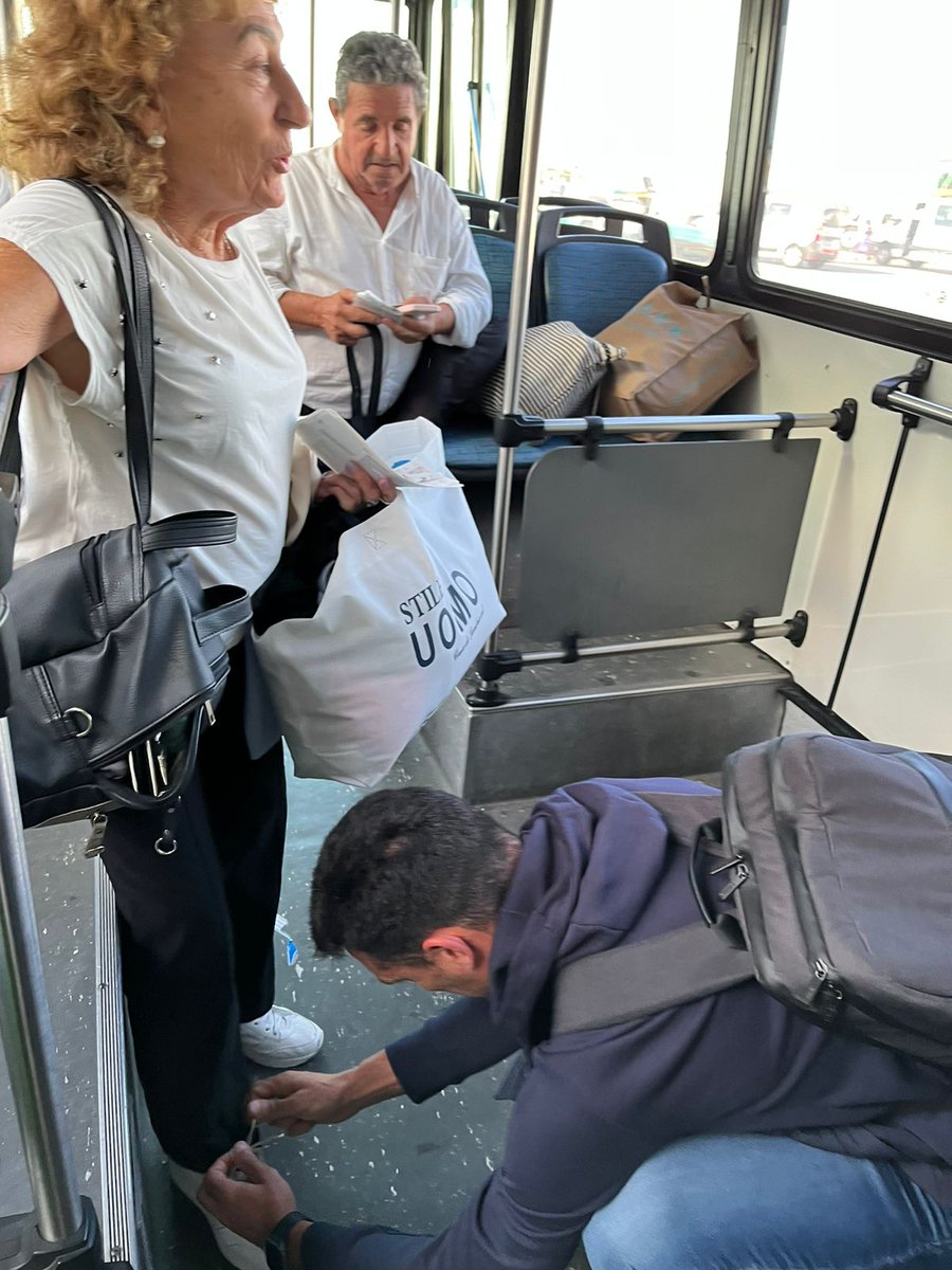 MundoAlbicelest's tweet photo. Argentina and World Cup winning coach Lionel Scaloni tying the shoelaces of a lady who was on the same shuttle bus!

At first, she did not recognize him and he told her: "wait, I'll tie the lsced so you don't fall". When he got up, her husband recognized him! 🇦🇷

Via @cappa_pato. https://t.co/ABJpV0GdXk