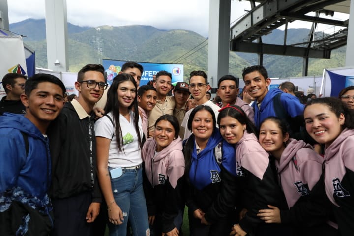 Gabrielasjr's tweet photo. Alegría y esperanza en la Expoferia de Oportunidades de Estudio en el estado Mérida.

Más 1500 jóvenes estudiantes de 5to año recorrieron la Expo en Mukumbari, para conocer el Sistema Nacional de Ingreso y optar por carreras priorizadas.
https://t.co/7irGoUkBo4

#YoQuieroSer https://t.co/JEKenapSRN