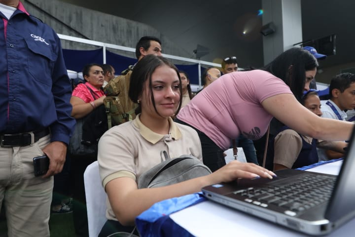 Gabrielasjr's tweet photo. Vamos #Juntos a estudiar, el futuro es nuestro de luz y bienestar para toda Venezuela.

Regístrate en el Sistema Nacional de Ingreso https://t.co/7irGoUkBo4 

#YoQuieroSer https://t.co/Bp8VgSO4J3