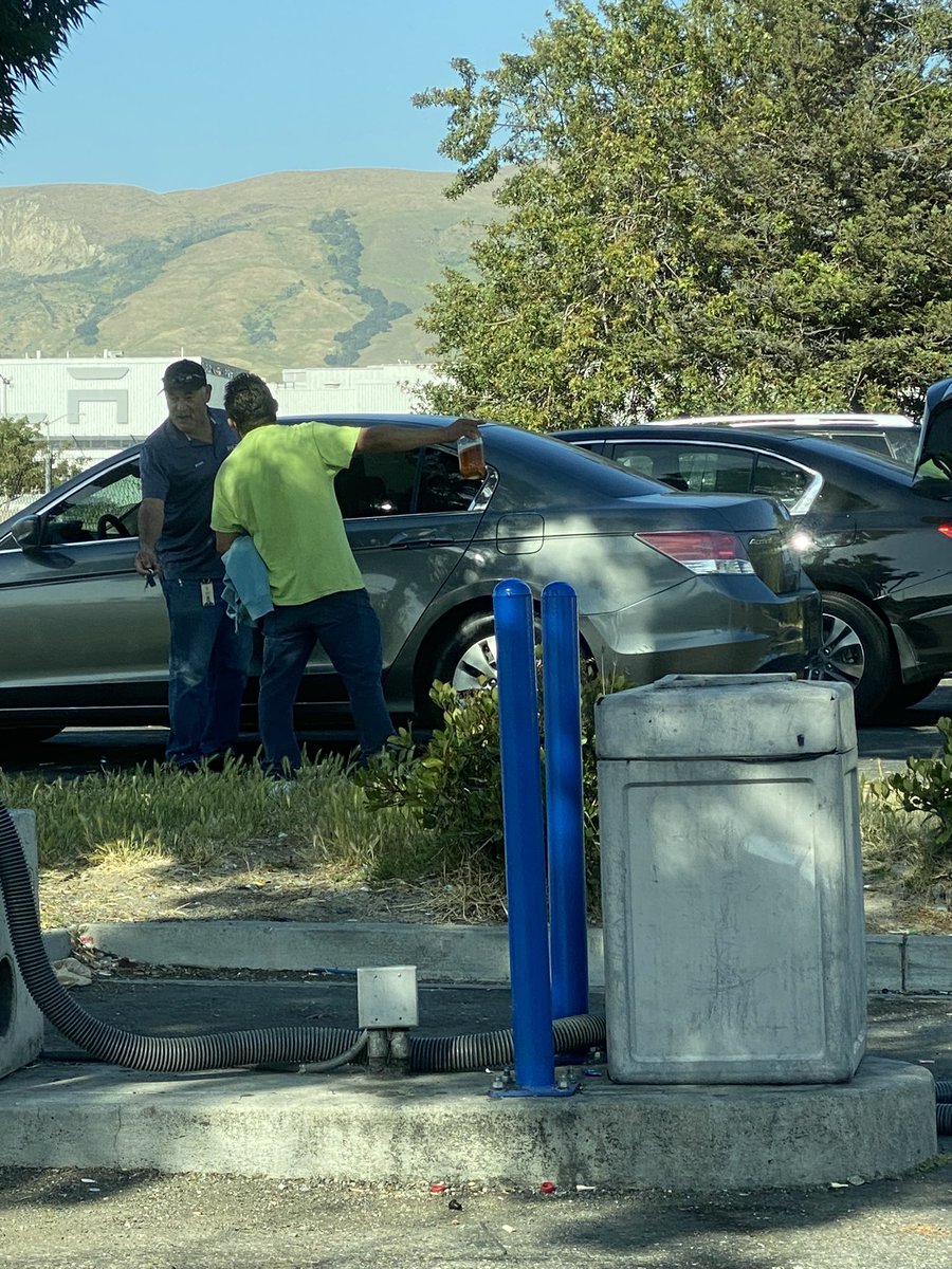 @SantaClaraPD @AlamedaPD @CHPAlerts @Chevron @Tesla 

Nothing better than killing a case of beers in a gas station parking lot.  I bet they’ll DRIVE home after.

#dontdrinkanddrive