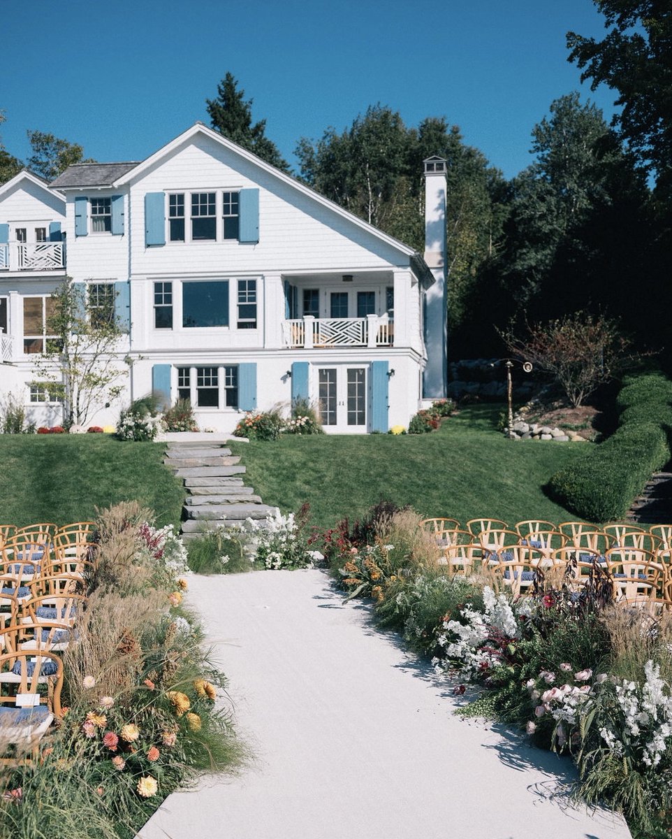ADayInMayEvents's tweet image. A wedding at home, there is nothing more special 🏡

Emma and Chris’ wedding ceremony, and her family’s lake home, was inspired by the many summers she spent in Dinard, France. The French blue shutters of the house matched the color of Lake Michigan, the blue bird sky on their we