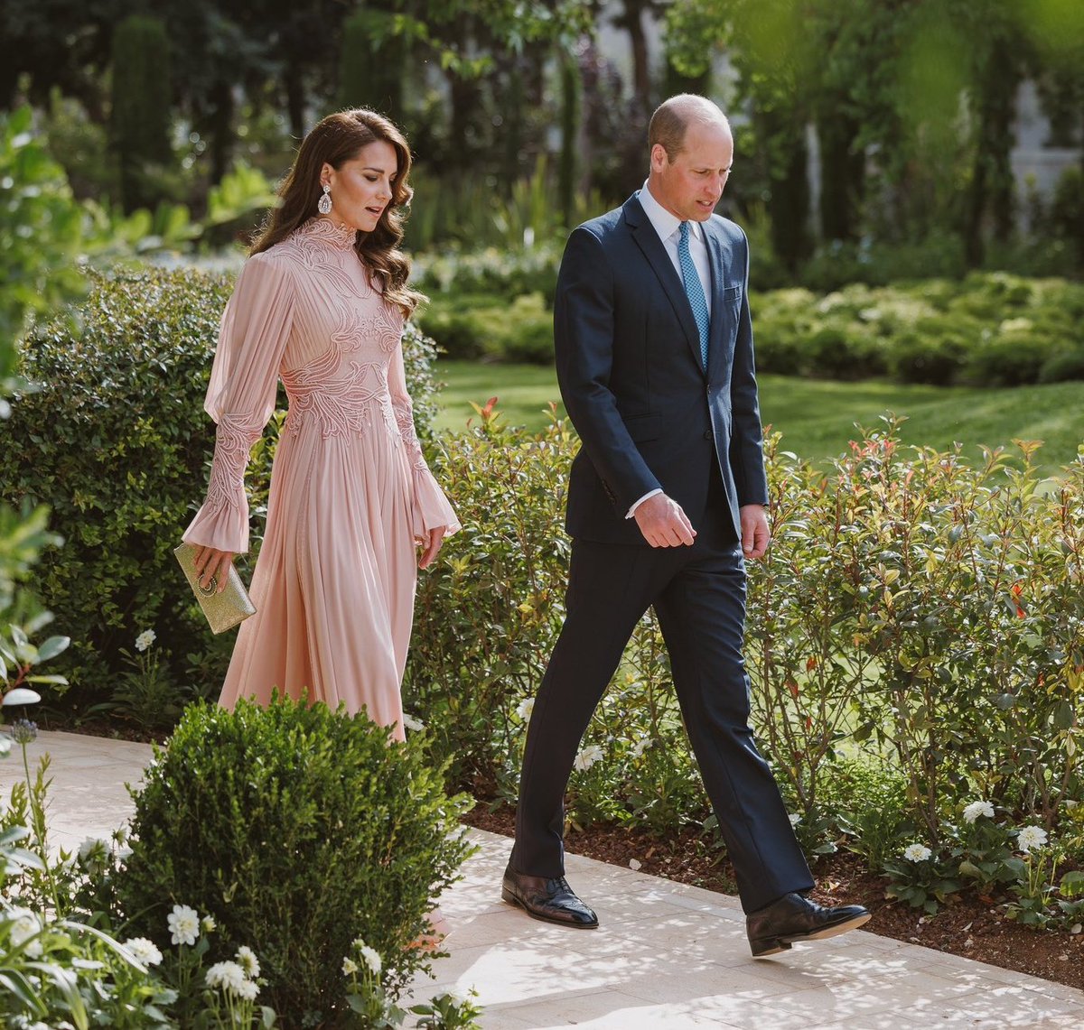 Eski zamanlarda giyinmek sadece hür insanlara tanınmış bir haktı. Eğer bedeninizi tamamen kapatmışsanız bu sizin asilzade bir aileden geldiğinizi gösterirdi. Eğer bir kadının bedeni açıksa onun köle olduğunu anlardınız. Zira giyinmesi, örtünmesi yasaktı.

Şimdilerde algı değişti.