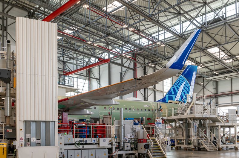 First Visuals of the First United Airlines A321neo Aircraft at Airbus facility in Hamburg.

On 29 June 2021, United Airlines had placed an order for 70 A321neo aircraft, in addition to 50 A321XLR earlier, taking the total order to 120 A321 aircraft.

📸@brett_ual

#aircraft