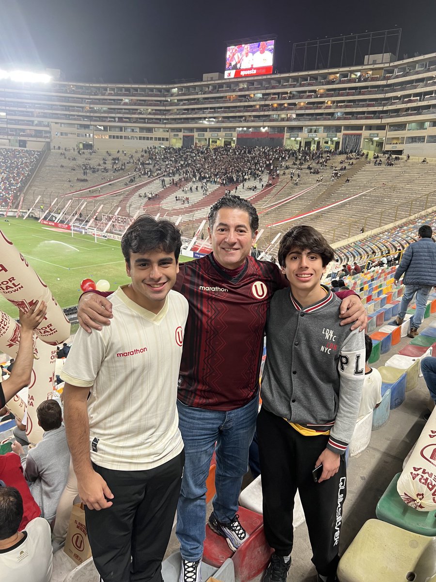 Con mis pequeños!! Siguiendo a @Universitario !!!
#UniversitarioDeDeportes 
#ConLaUHastaElFinal 
#DaleU