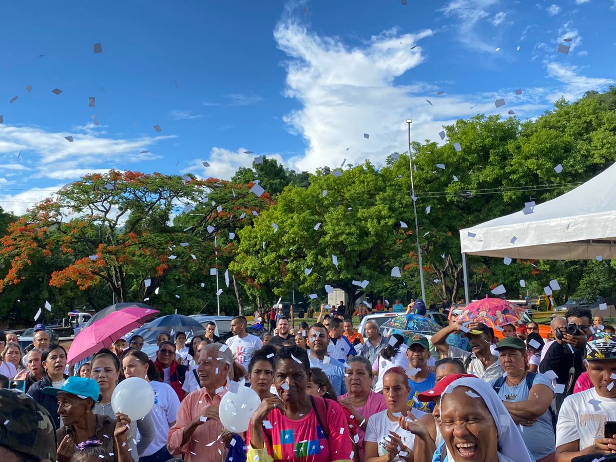 regulolacruz's tweet photo. #02Jun Gracias a nuestro Pueblo de #SantosMichelena, a los Pastores y Pastoras invitados, a nuestras autoridades, a las más de 50 Iglesias invitadas por la participación en la jornada de oración desde #LaNuevaTejerías #ConDiosTodoEsPosible 
@NicolasMaduro @Soykarinacarpio https://t.co/FvrcmoMzHo