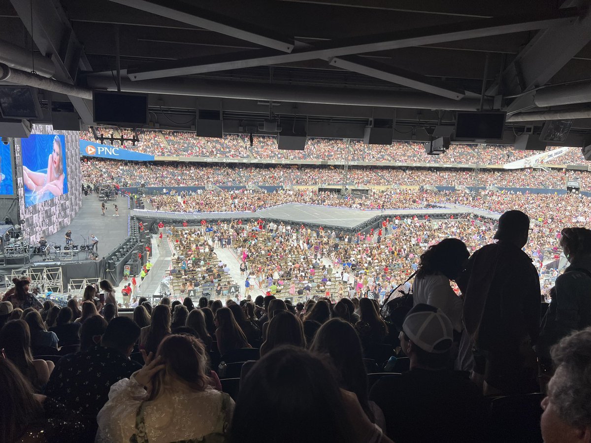 From this angle, Taylor Swift’s stage looks like a TIE Fighter. #RevengeOfTheSwift