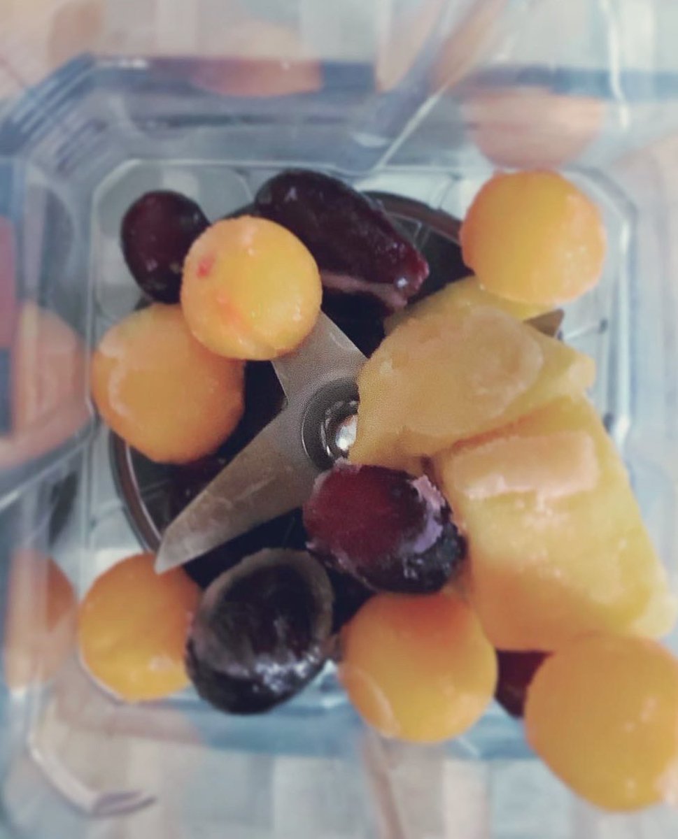 【golden berry mix  mango grape  coconut milk  
　flower  smoothie】

冷凍フルーツでsmoothie

薔薇の紅茶を散りばめて…。

＃smoothie
＃coconutmilk