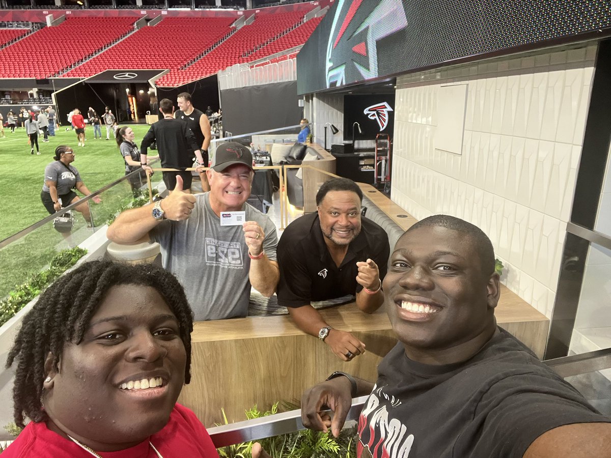 RealTalkWSC's tweet photo. @putemupcdukes @MikeBellATL @929TheGame Thanks for being gracious enough to talk to us and take this pic! Love the show hope to connect with ya’ll again 😁 https://t.co/tbaQwV9mC7