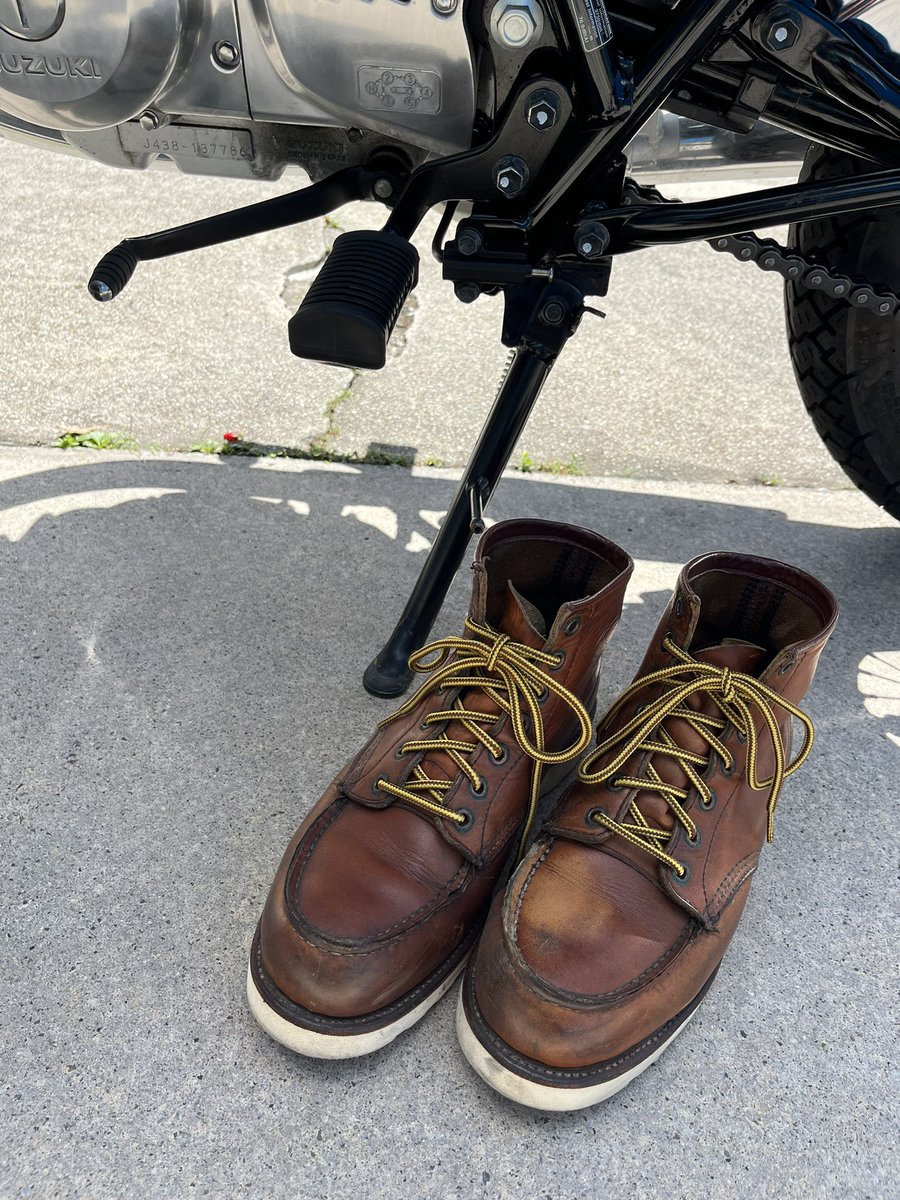 左の甲が擦れている。バイクに乗れるんだぜ！みたいでちょっと嬉しい初心者の私。20数年前から履いているお気に入りのブーツ。ソール交換しながら死ぬまで履くつもり。