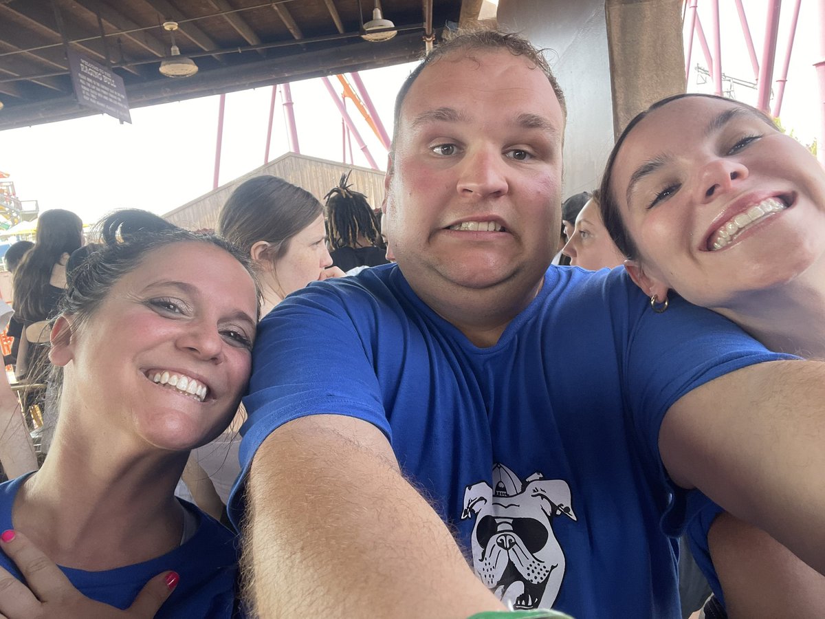 A great trip to Six Flags today! Our 8th grade end of the year activity. A beautiful day with some amazing kids and colleagues #d90learns 

@mnavoliomath + many awesome twitterless colleagues lol