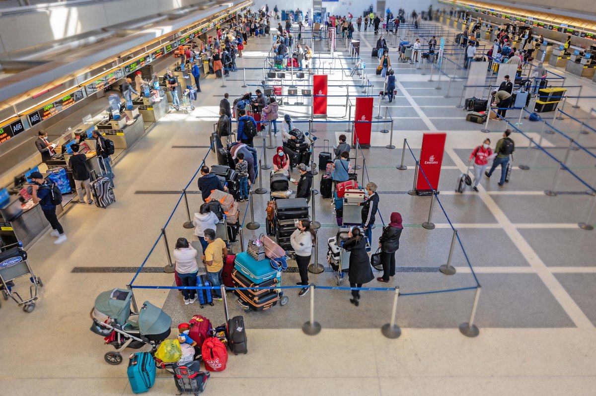 flyLAXairport's tweet photo. LAX expects another busy weekend as we estimate over 225,000 passengers to fly through LAX today. We encourage guests to reserve parking at https://t.co/njDi6BrLIb, stay updated with real-time stats at https://t.co/Ig8hZGmlFP &amp; order food pick up via https://t.co/q51kNMCiAj. https://t.co/p3enZCdAf1