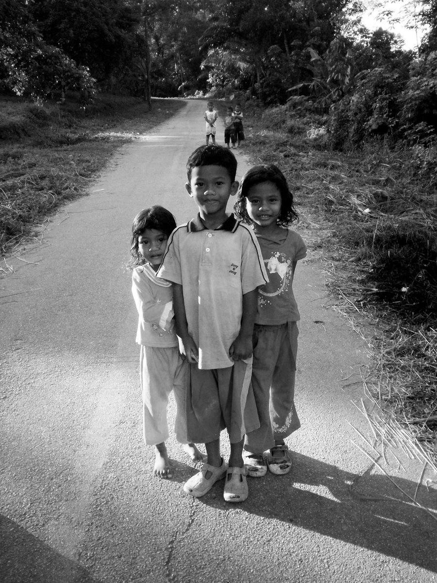 KISAH DI SEBALIK GAMBAR

"Sewaktu kru Seniman Kecil sampai, anak² orang asli ini berlari jauh ke hujung jalan. Mungkin sebab tak biasa dgn orang luar. Kami pun panggil mereka utk ikut program. Mengikut kata penyelaras, anak-anak orang asli tak suka pergi sekolah ...