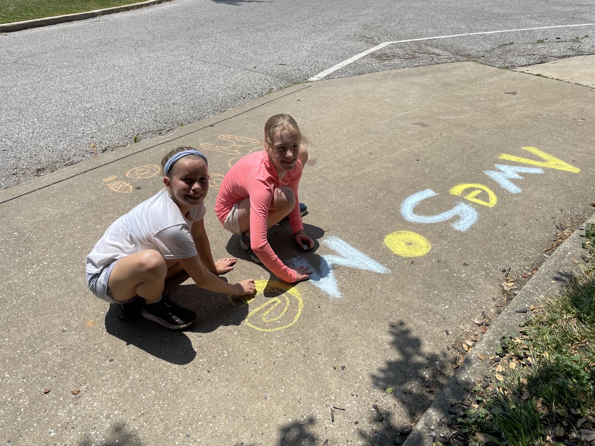 MrsLisaSchultz's tweet photo. Thank you volunteers! #rfes #chalkthewalk ⁦@mrowlandRFES⁩ https://t.co/uQ3oklDZiN