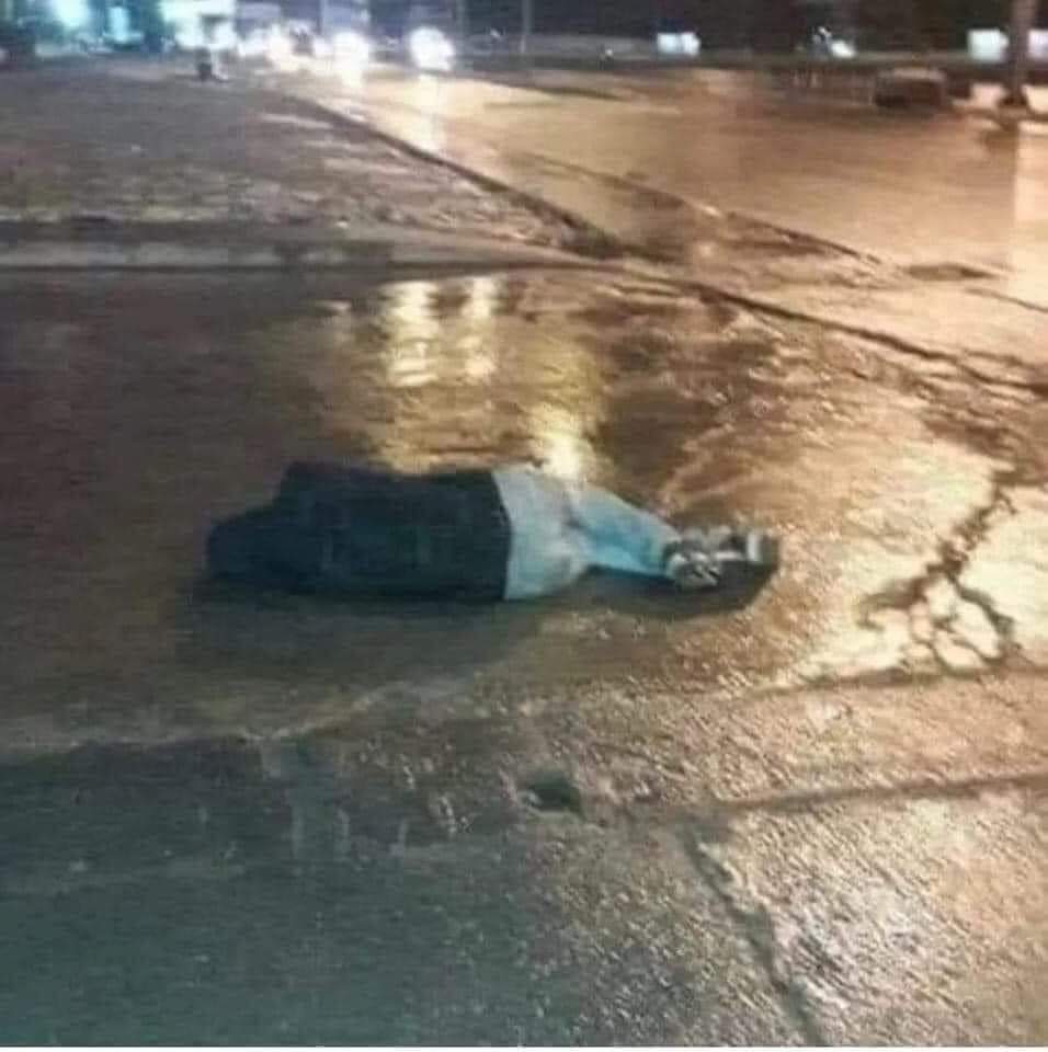 Henüz 25 inde var, yok.
Görsen on numara delikanlı, Pırlanta gibi bir çocuk.
Elleri cebinde uzun süre bekledikten sonra sırt üstü kafasının üzerine düştü.
Yanına gidip bişeyin varmı dedim ama artık bişeyi değil, hiç bir şeyi yoktu!..