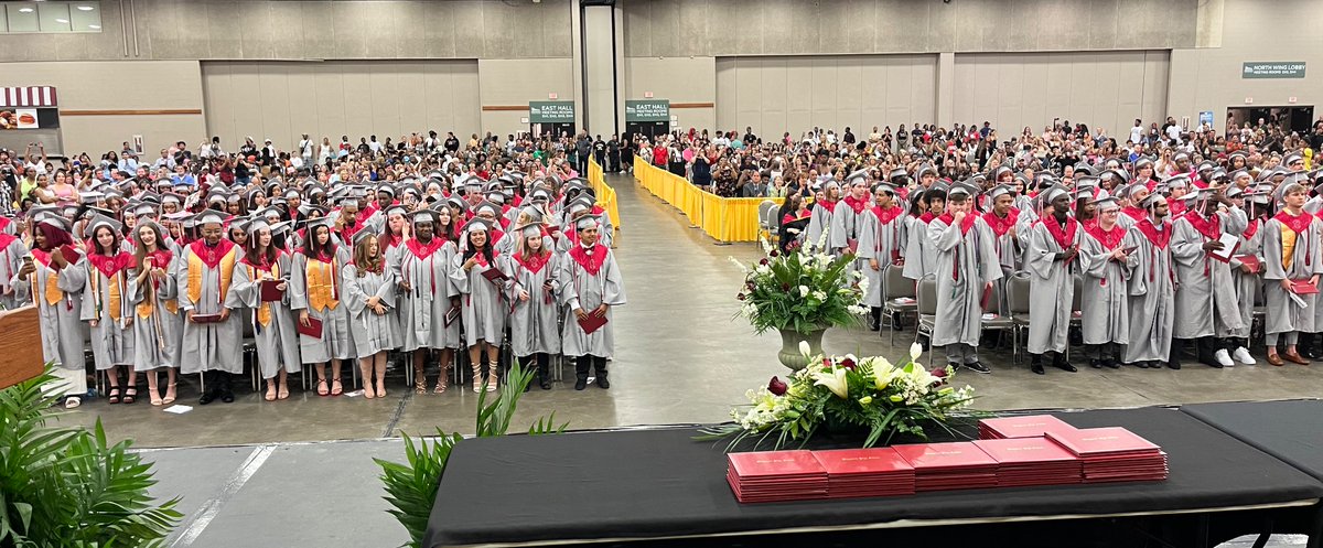 PrincipalHitch's tweet photo. Shine Bright Class of 2023!

@JCPSHighEA_AofL 
@JCPS_CAO 
@JCPSAsstSuptHS 
@AcademiesofLou https://t.co/qZpK9badbz
