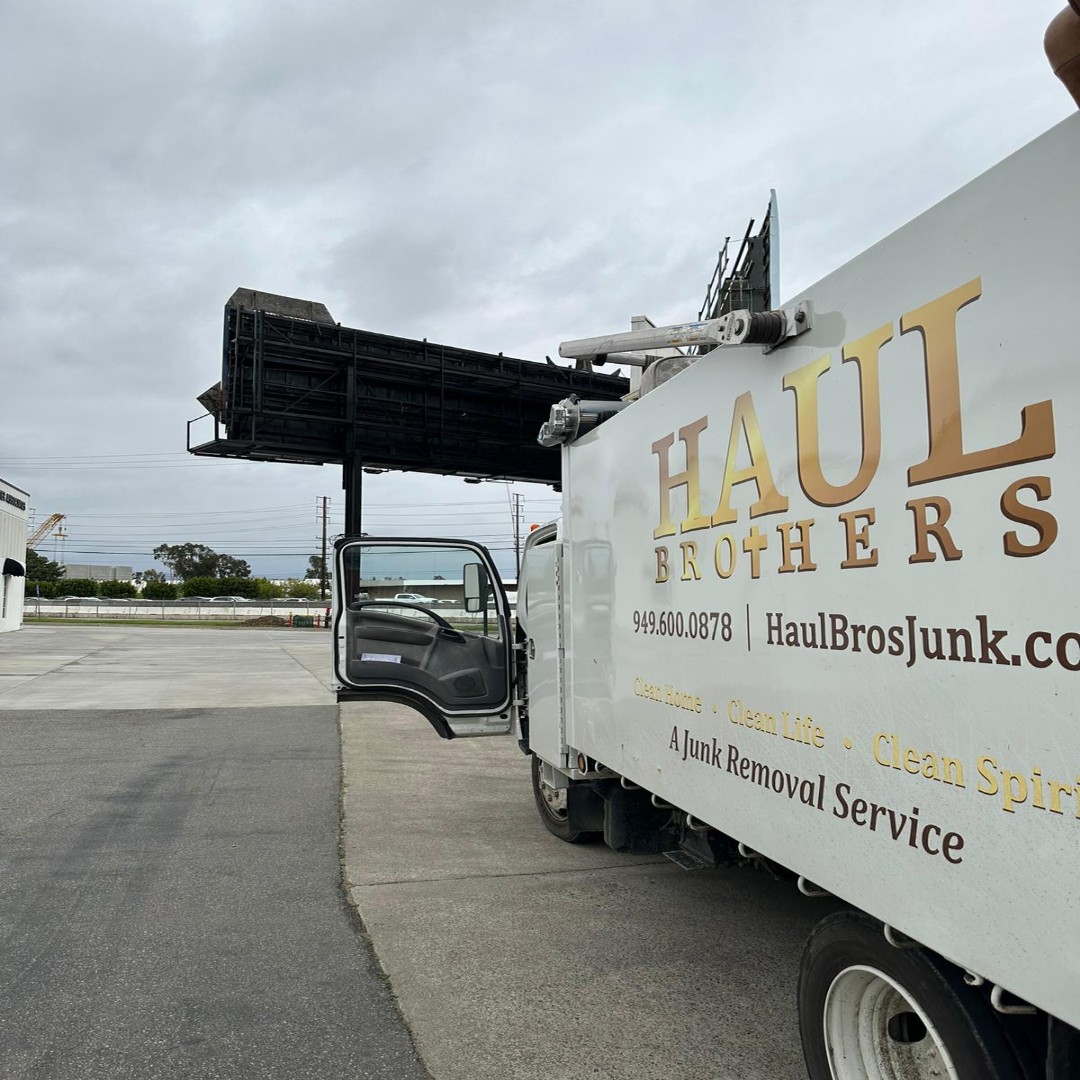 Haul Brothers are here to help. Call today! #furniture #today #Haul #call #haulbrosjunk #wegotyourback #Brothers #donations #resupply #danapoint #tustin #lagunahills #cotodecaza #newportcoast #costamesa #lakeforest #appliance #hauling #hoardingcleanup #yardwaste #nearme #sameday