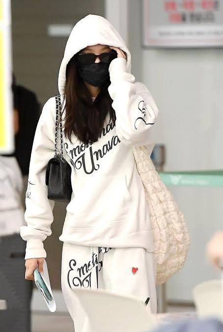 JENNIE NEWS tweet media