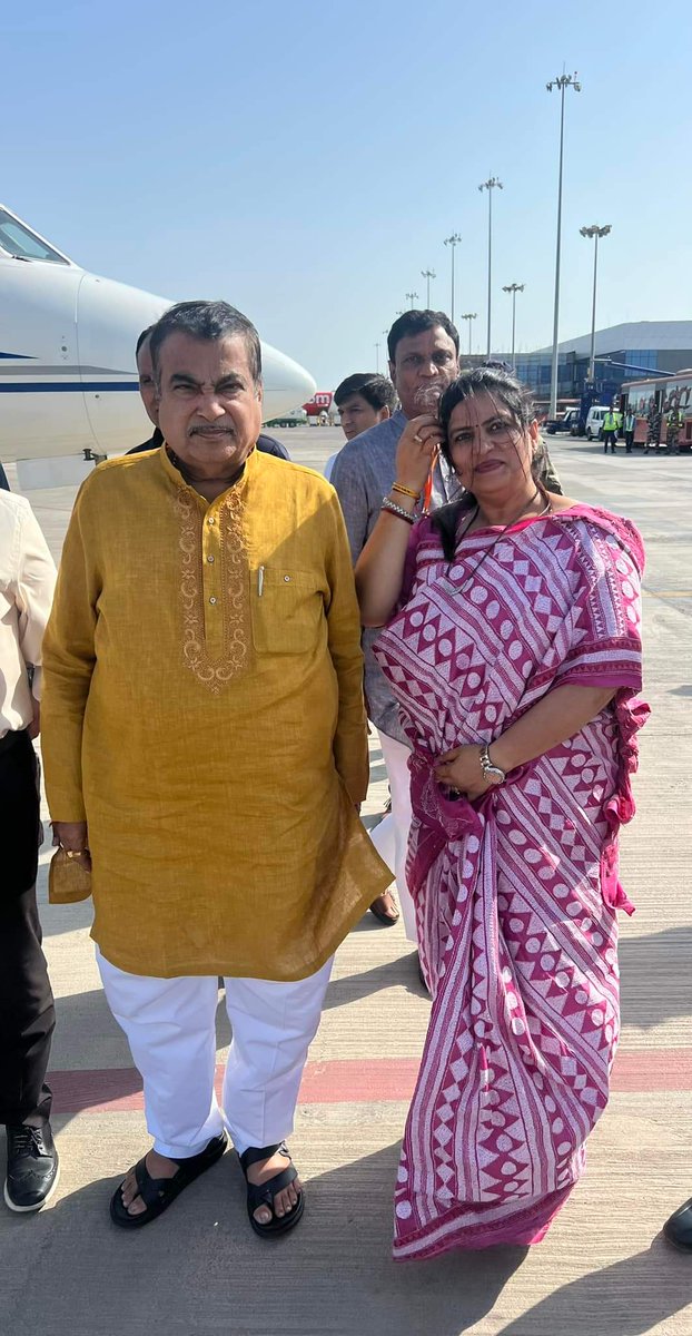 ભારત સરકાર ના કેબિનેટ મંત્રીશ્રી <a href="/nitin_gadkari/">Nitin Gadkari</a>  જી નું <a href="/aaistvairport/">Surat International Airport સુરત આંતરરાષ્ટ્રીય એર</a> પર સ્વાગત કરતા <a href="/MayorSurat/">Office Of Mayor Surat</a> શ્રી <a href="/MySuratMySMC/">My Surat</a> શ્રીમતી <a href="/BoghawalaHemali/">Hemali Boghawala</a>