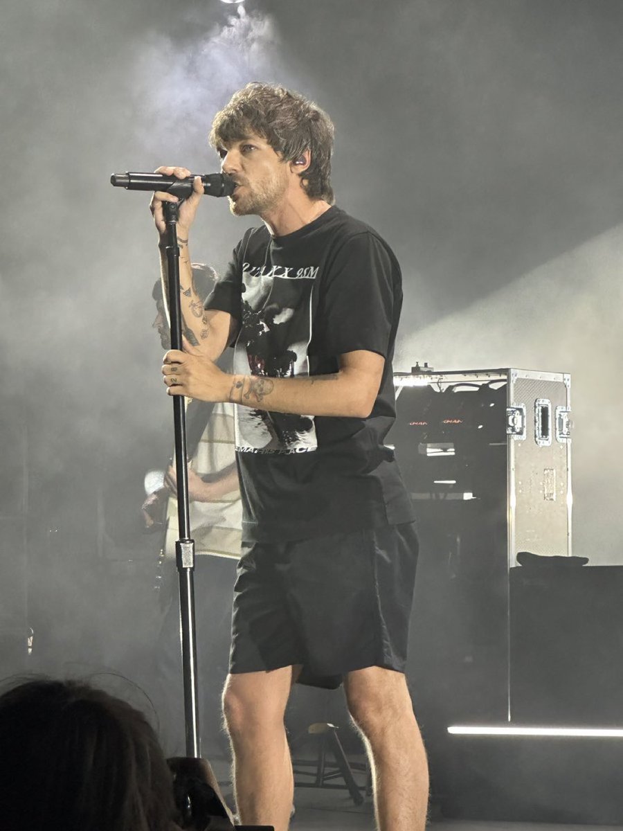 HLDTour's tweet photo. BREAKING NEWS: LOUIS IN SHORTS!!
#FaithInTheFutureSterlingHeights 
6.2.23

📸: matildamoons https://t.co/9cr1XzY29z