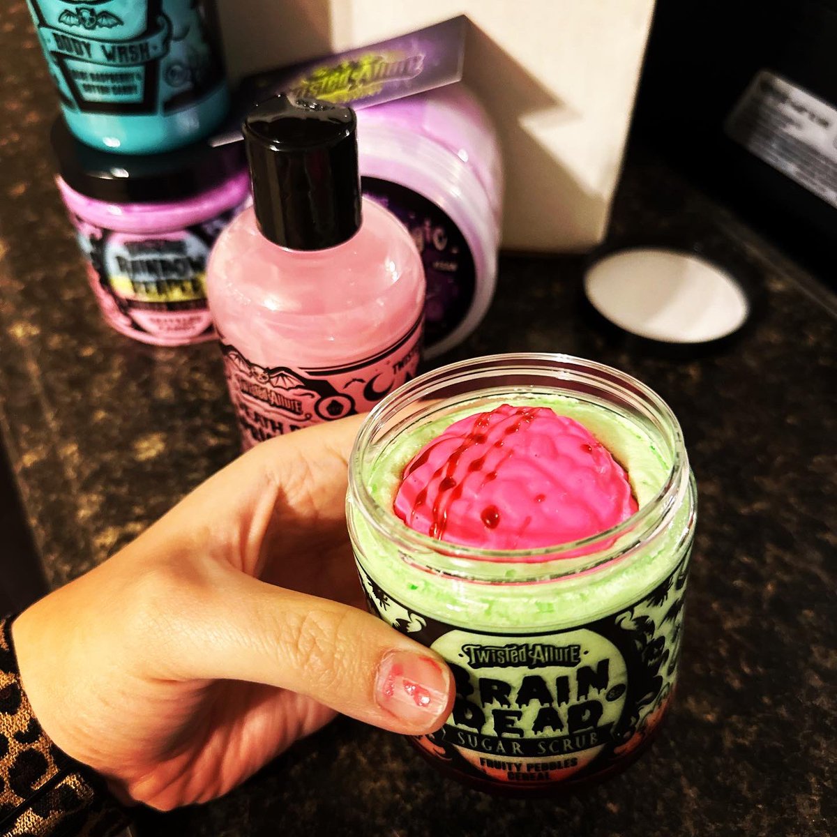 Ashleynwndrlnd's tweet image. Excited to try this company! If it works as good as it smells I will be purchasing from them again! #twistedallure 
Peep 👀 the brain 🧠 in the fruity pebbles scrub!

twistedallure.com/?ref=3fqiktjk